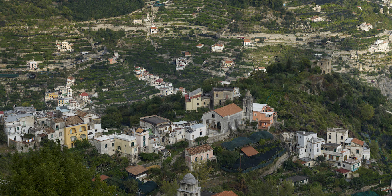 Ravello (Italia): El complejo más tranquilo y encantador de la Costa Amalfitana merece el empinado y serpenteante viaje en coche para llegar a él. Uno de los lugares favoritos de celebridades como Greta Garbo, Jacqueline Kennedy o Tennessee Williams que pasaron sus vacaciones aquí. Ravello es conocido por sus inclinadas callejas libres de tráfico, elegantes jardines, plazas pintorescas y sus famosos acantilados sobre el Mediterráneo que provocan vértigo. El mejor lado de la ciudad se ve desde el agua, así que es aconsejable tomar un bote o ferry cuando se visite.