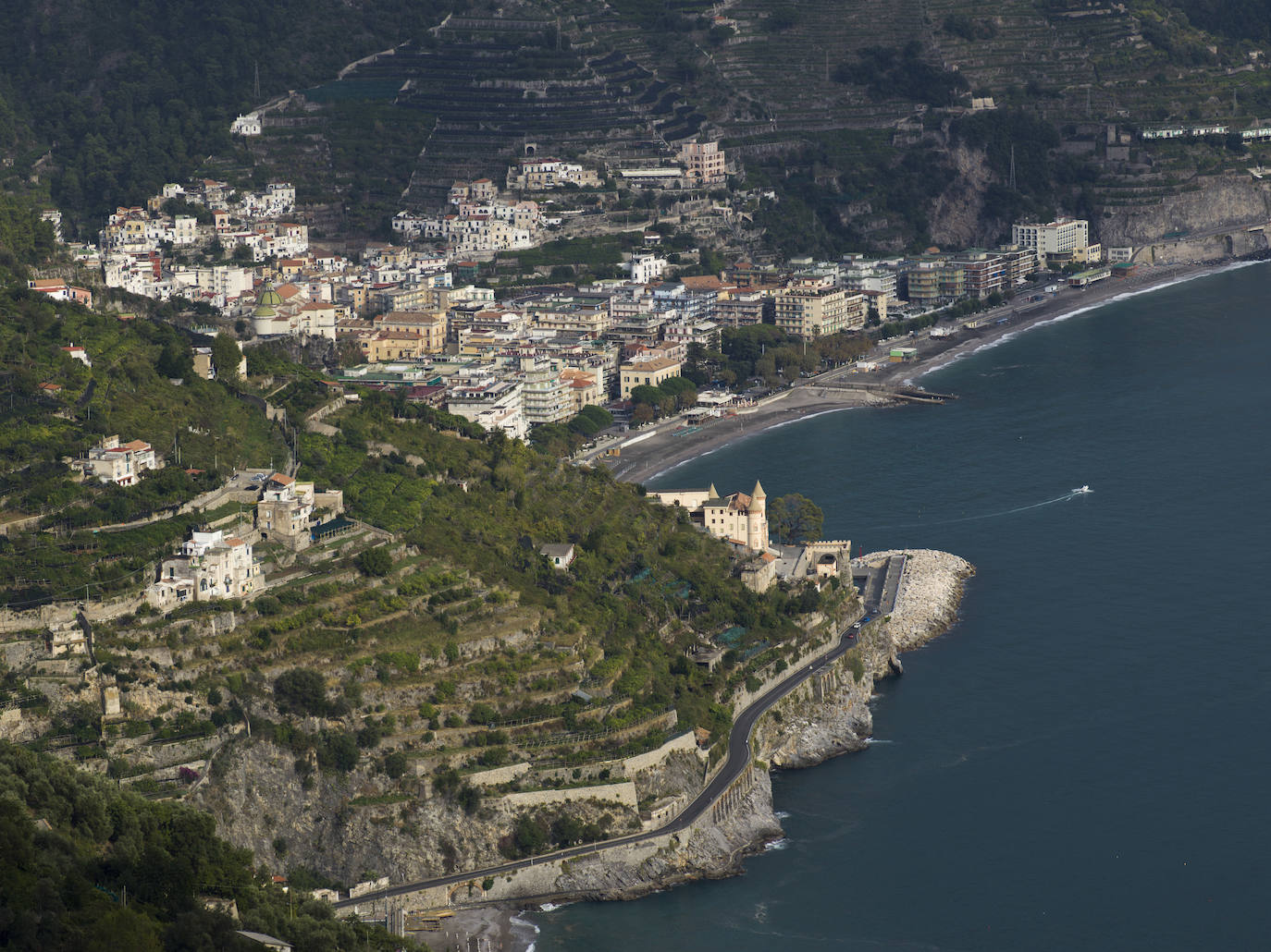 Ravello (Italia): El complejo más tranquilo y encantador de la Costa Amalfitana merece el empinado y serpenteante viaje en coche para llegar a él. Uno de los lugares favoritos de celebridades como Greta Garbo, Jacqueline Kennedy o Tennessee Williams que pasaron sus vacaciones aquí. Ravello es conocido por sus inclinadas callejas libres de tráfico, elegantes jardines, plazas pintorescas y sus famosos acantilados sobre el Mediterráneo que provocan vértigo. El mejor lado de la ciudad se ve desde el agua, así que es aconsejable tomar un bote o ferry cuando se visite.