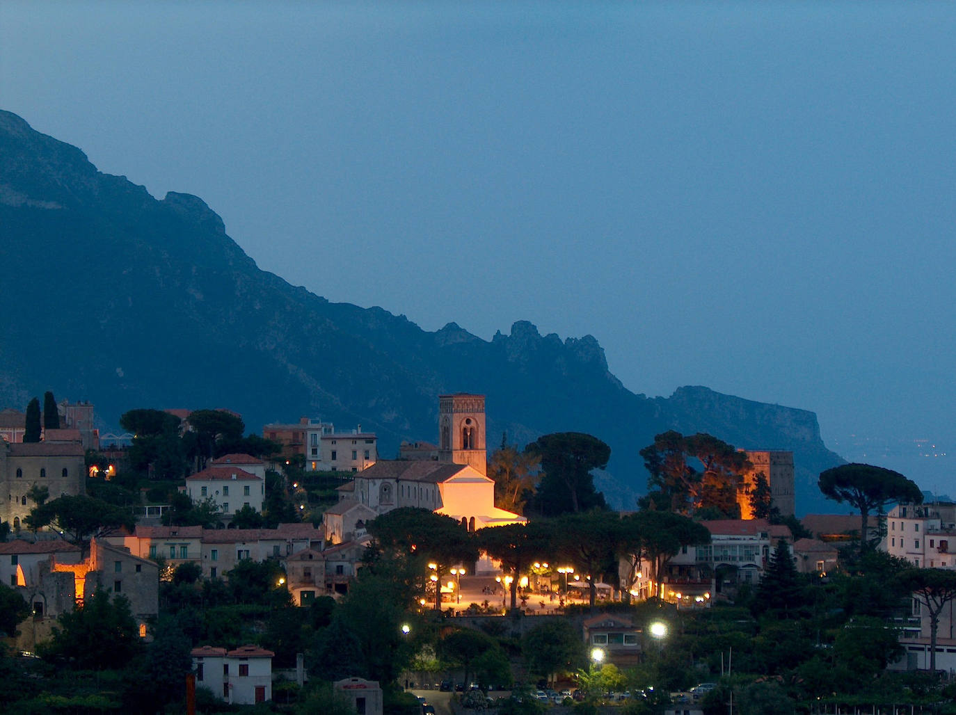 Ravello (Italia): El complejo más tranquilo y encantador de la Costa Amalfitana merece el empinado y serpenteante viaje en coche para llegar a él. Uno de los lugares favoritos de celebridades como Greta Garbo, Jacqueline Kennedy o Tennessee Williams que pasaron sus vacaciones aquí. Ravello es conocido por sus inclinadas callejas libres de tráfico, elegantes jardines, plazas pintorescas y sus famosos acantilados sobre el Mediterráneo que provocan vértigo. El mejor lado de la ciudad se ve desde el agua, así que es aconsejable tomar un bote o ferry cuando se visite.