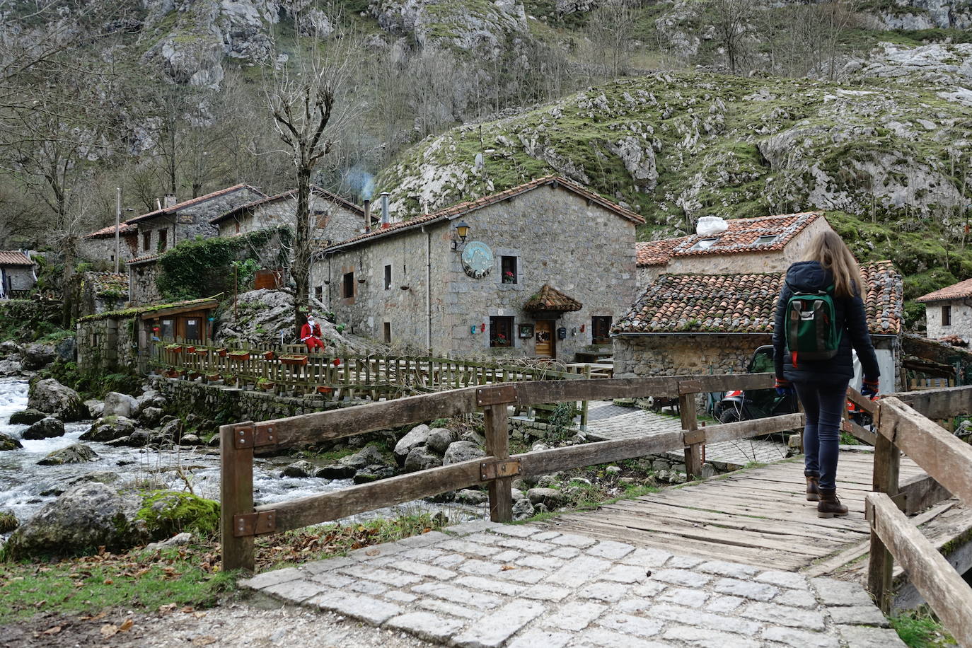 Bulnes: En Asturias, justo en medio del Parque Nacional de los Picos de Europa, se encuentra el pequeño pueblo de Bulnes, probablemente uno de los pueblos más pequeños de España, con tan solo 34 habitantes. Antes de 2001, este asentamiento de montaña estaba realmente aislado, solo se podía llegar caminando por senderos de montaña. Ahora hay un funicular que facilita el traslado. Destaca la belleza de las casas de piedra y de la cruda naturaleza que lo rodea. La meca de los escaladores de fama mundial El Naranjo de Bulnes, está justo en la puerta.