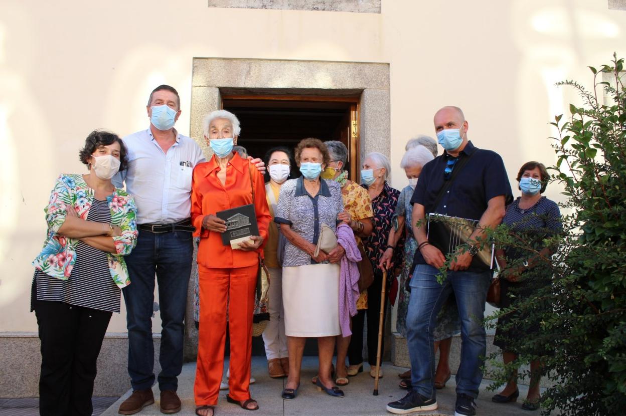 Hilda Farfante junto al alcalde, vecinos y miembros de Forum Boal. 