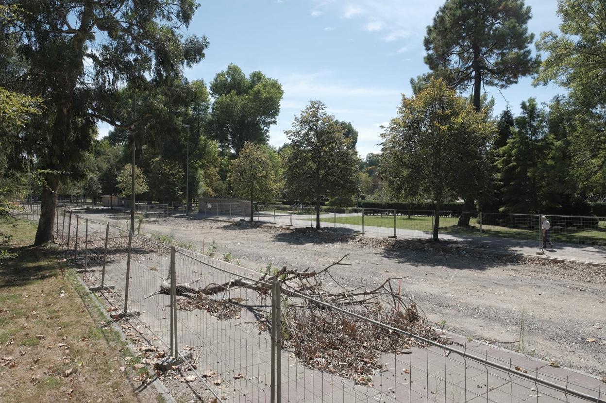 Aspecto actual de la avenida de El Molinón, clausurada desde febrero de 2019, con las obras del subsuelo concluidas. 