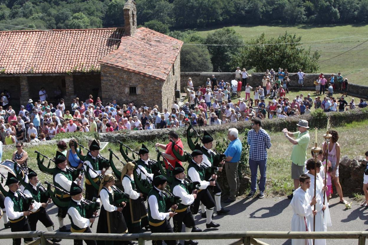 Procesión del Santo tras la misa en la capilla. 