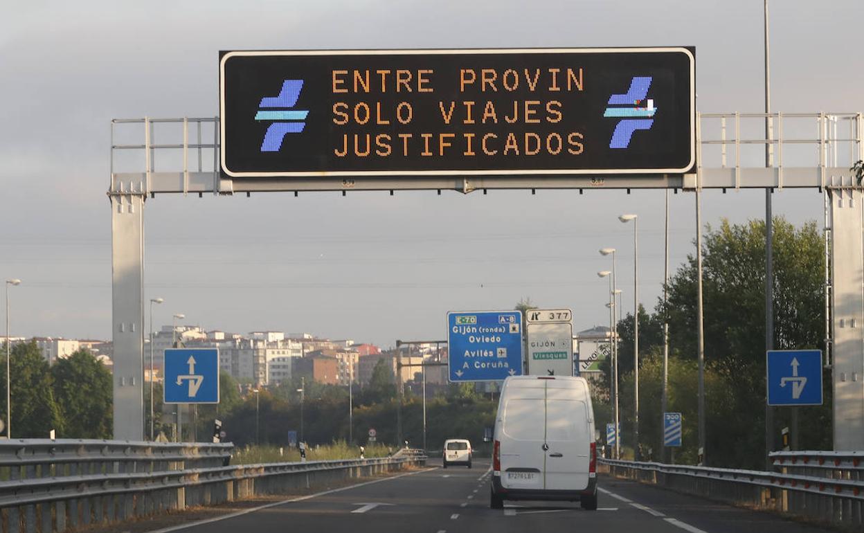 Un cartel informa que durante el estado de alarma declarado en marzo solo se podían realizar desplazamientos justificados. 