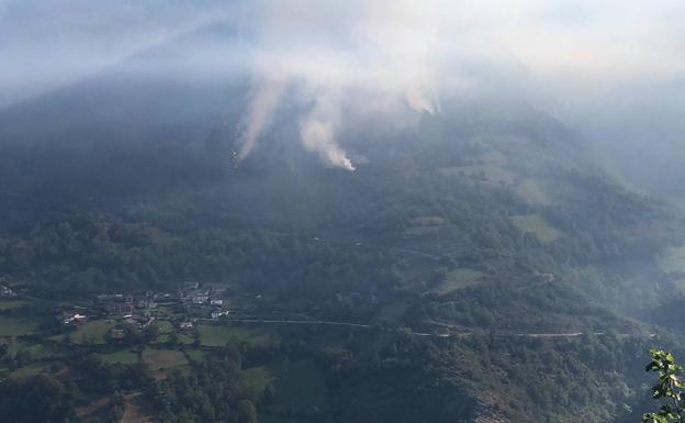 El incendio declarado en el concejo de Ibias, cerca de la Reserva Integral de Muniellos.