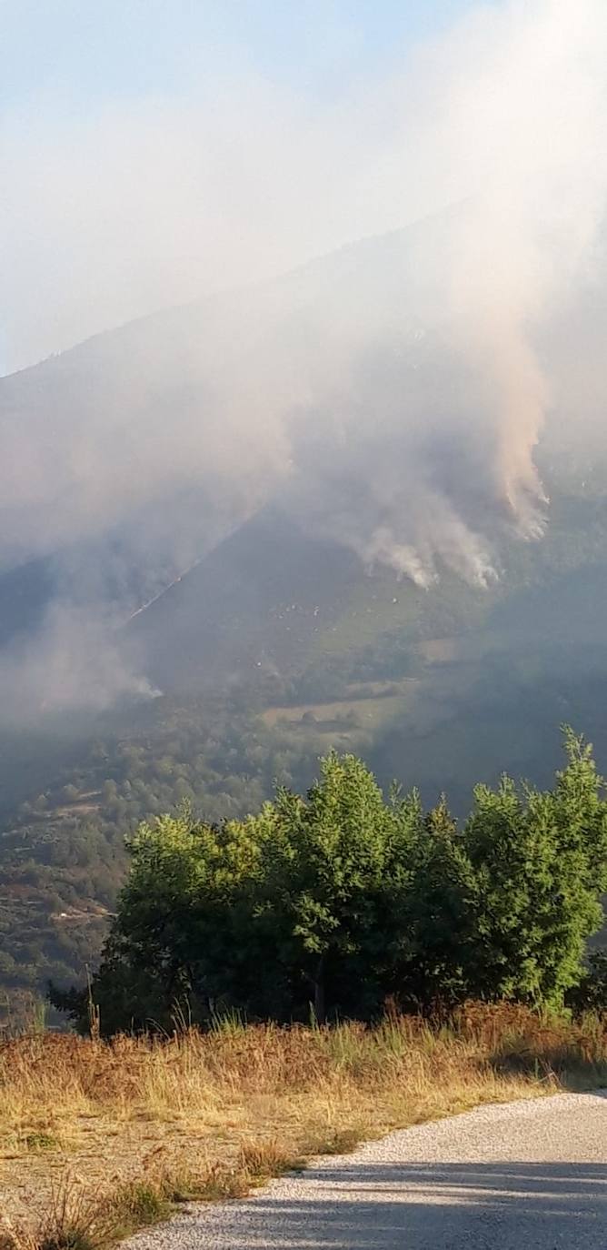 Un incendio declarado este martes entre las localidades de Villardecendias y Villarmeirín, en Ibias, amenaza la Reserva Integral de Muniellos. Dada la ubicación y la previsión meteorológica, el Principado ha activado la fase de emergencia del INFOPA en situación 0.