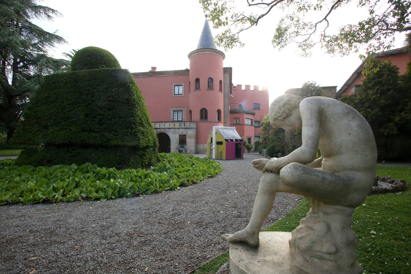 A lo largo de toda España podemos encontrar jardines impresionantes, con gran valor patrimonial, artístico y paisaístico. La serie de TVE 'Jardines con Historia' ha querido poner de relieve la importancia botánica del país a través de la divulgación de estos espacios. Uno de ellos es el Museo Evaristo Valle, sus jardines, su historia, la obra de Evaristo Valle y todo lo que encierra la finca de Somió, en Gijón.