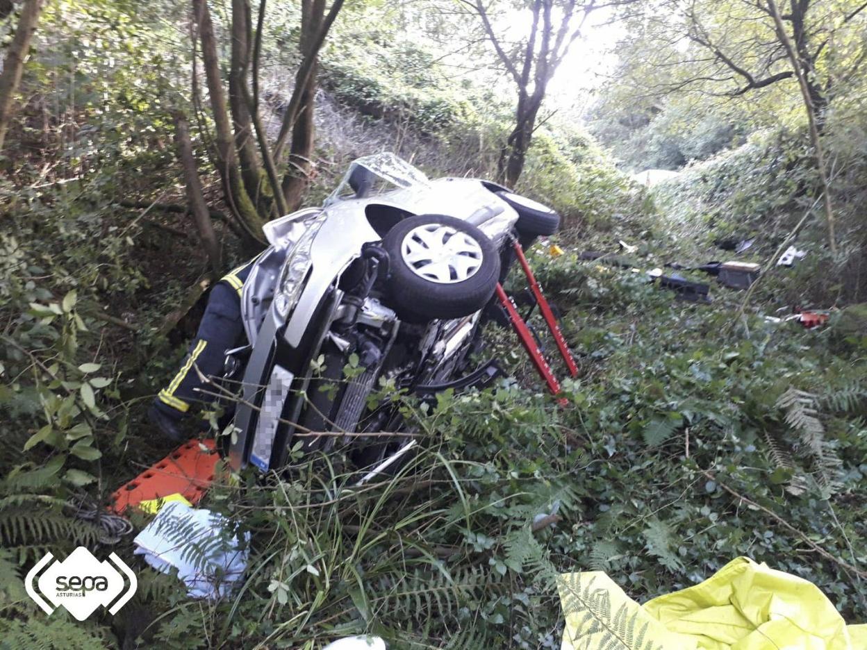 Estado en el que quedó el vehículo tras salirse de la carretera AS-11. 