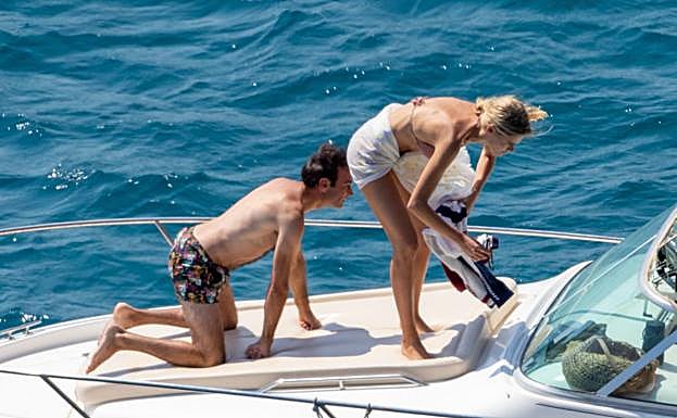 Enrique y Ana en alta mar. El último rumor apunta a una acalorada riña de la pareja en una playa.