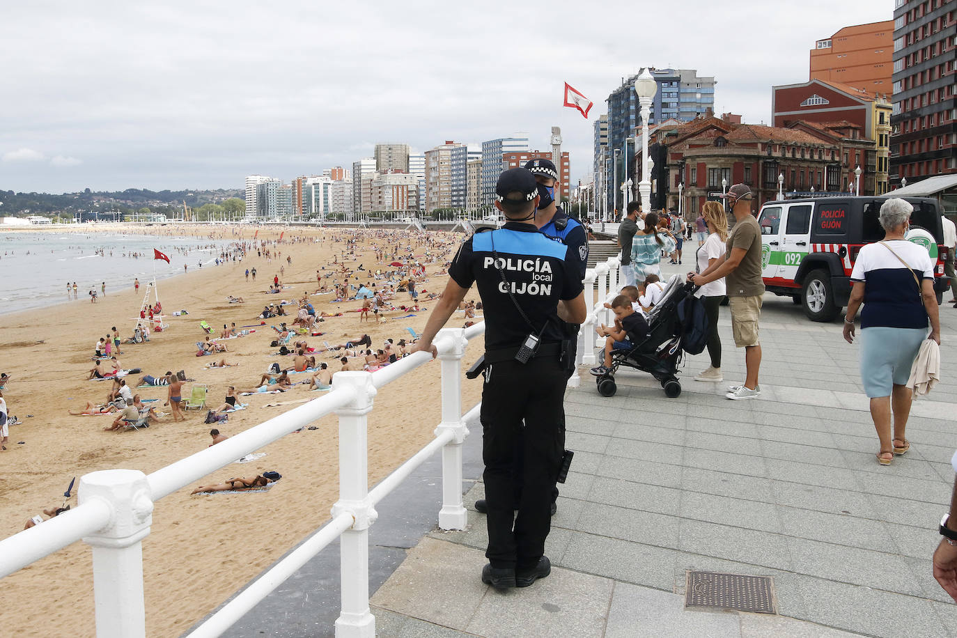 A primera hora de la tarde de este jueves, el desplazamiento hacia la playa de una mancha de gasoil avistada esta mañana en alta mar y localizada por el servicio de Salvamento Marítimo obligó a activar el Protocolo de Aguas de Baño y prohibir el mismo entre las escaleras 0 y 9 en San Lorenzo.