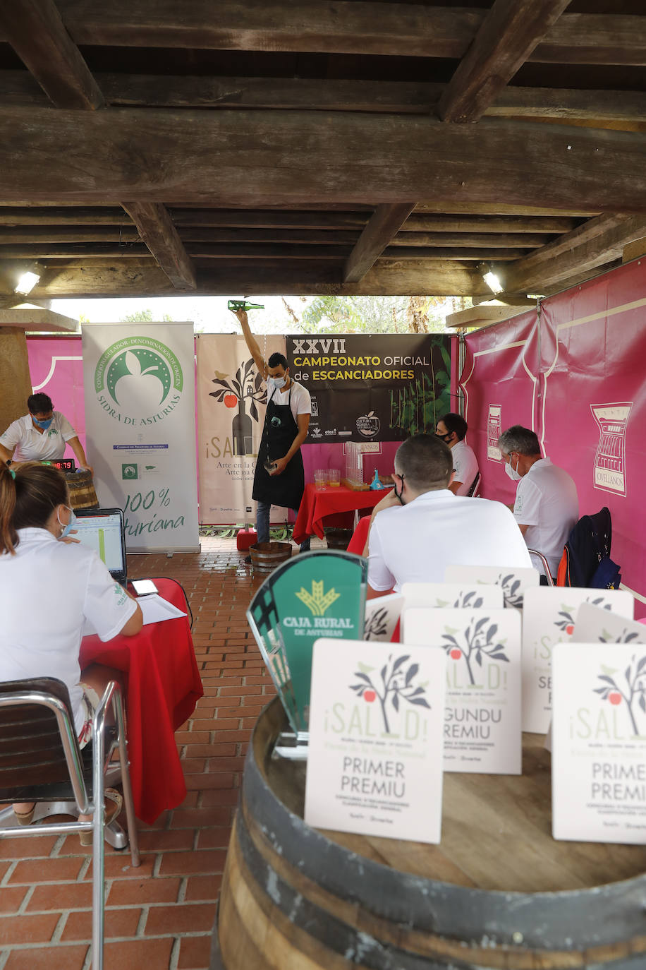 El Jardín Botánico Atlántico acogió este jueves el XXVII Campeonato Oficlal de Escanciadores, encuadrado dentro de la Fiesta de la Sidra Natural de Gijón. El certamen resultó atípico ante las restricciones impuestas y la falta de público. 