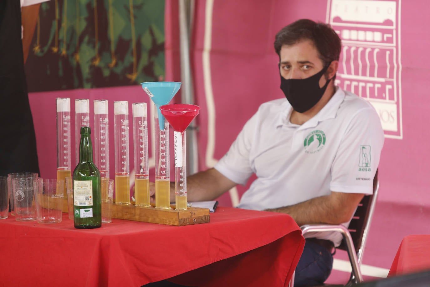 El Jardín Botánico Atlántico acogió este jueves el XXVII Campeonato Oficlal de Escanciadores, encuadrado dentro de la Fiesta de la Sidra Natural de Gijón. El certamen resultó atípico ante las restricciones impuestas y la falta de público. 