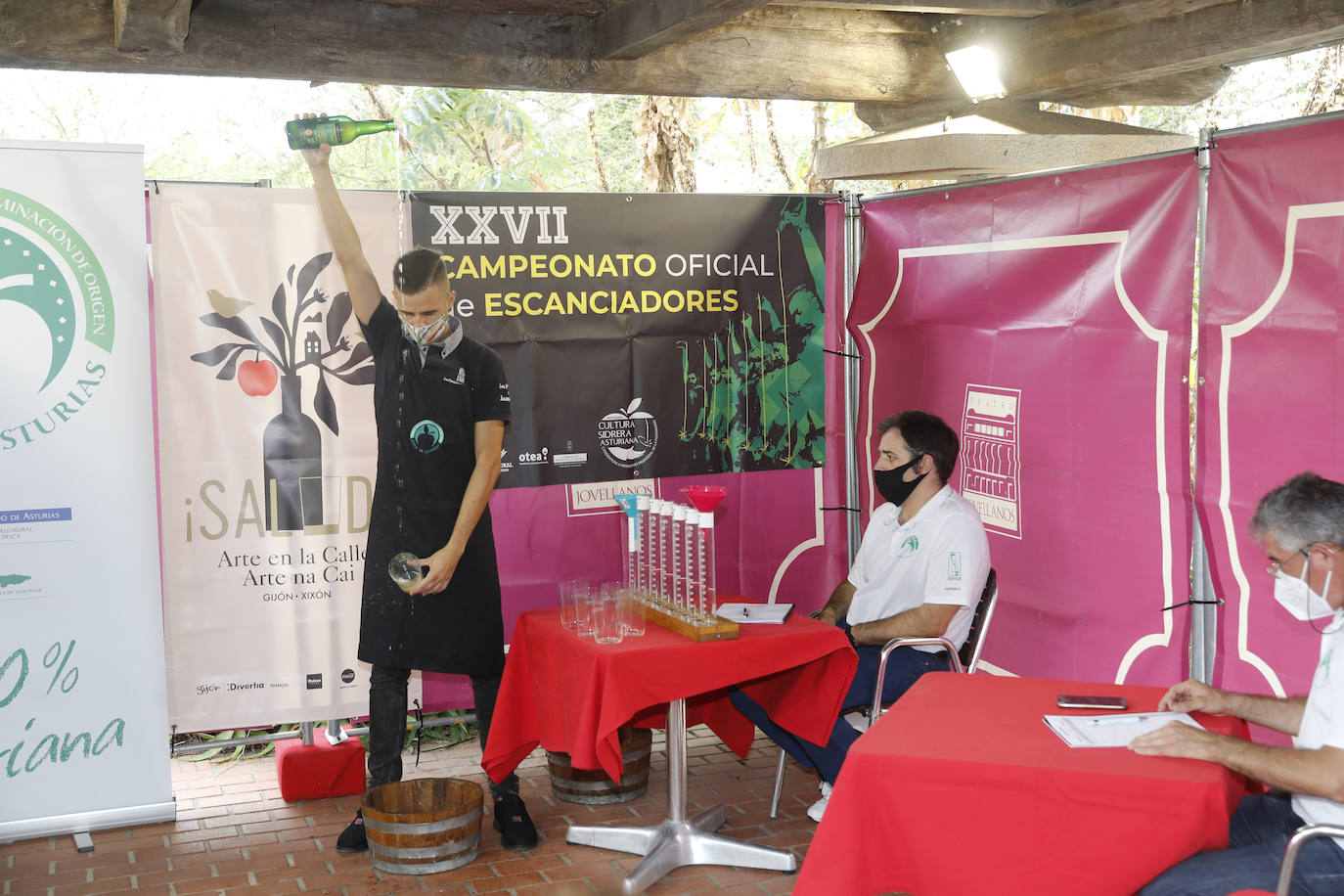 El Jardín Botánico Atlántico acogió este jueves el XXVII Campeonato Oficlal de Escanciadores, encuadrado dentro de la Fiesta de la Sidra Natural de Gijón. El certamen resultó atípico ante las restricciones impuestas y la falta de público. 
