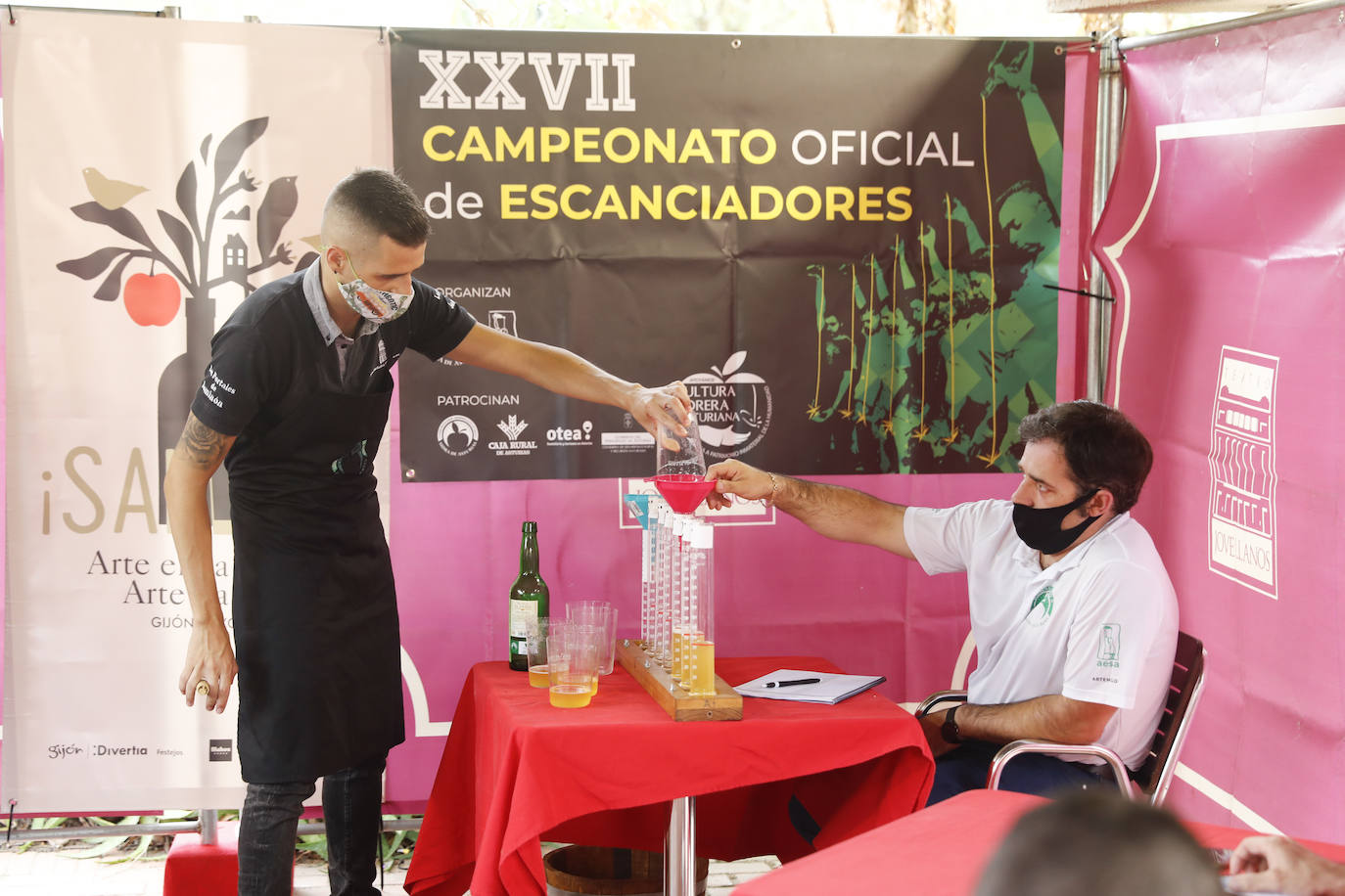 El Jardín Botánico Atlántico acogió este jueves el XXVII Campeonato Oficlal de Escanciadores, encuadrado dentro de la Fiesta de la Sidra Natural de Gijón. El certamen resultó atípico ante las restricciones impuestas y la falta de público. 