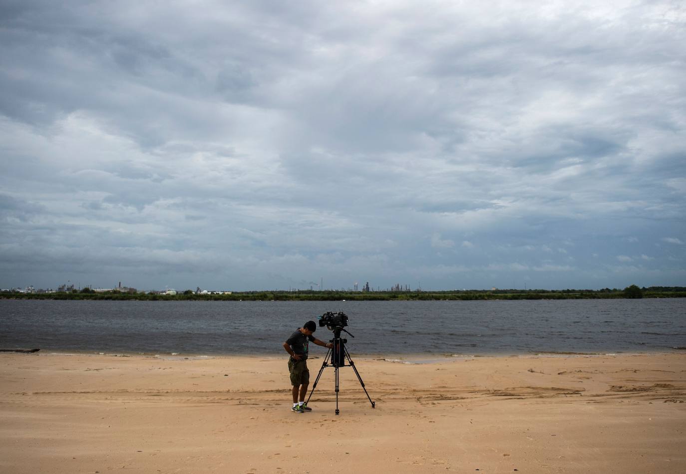 Laura es ahora un huracán de categoría 3. Se espera que la tormenta se debilite aún más a medida que avanza rápidamente tierra adentro sobre Luisiana, con vientos con fuerza de huracán que se extienden a 60 millas (95 kilómetros) del centro