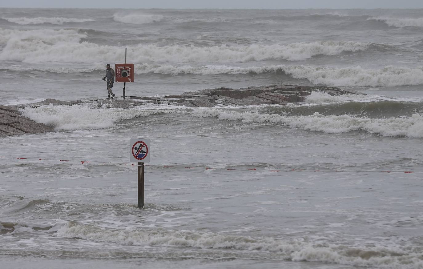 Laura es ahora un huracán de categoría 3. Se espera que la tormenta se debilite aún más a medida que avanza rápidamente tierra adentro sobre Luisiana, con vientos con fuerza de huracán que se extienden a 60 millas (95 kilómetros) del centro