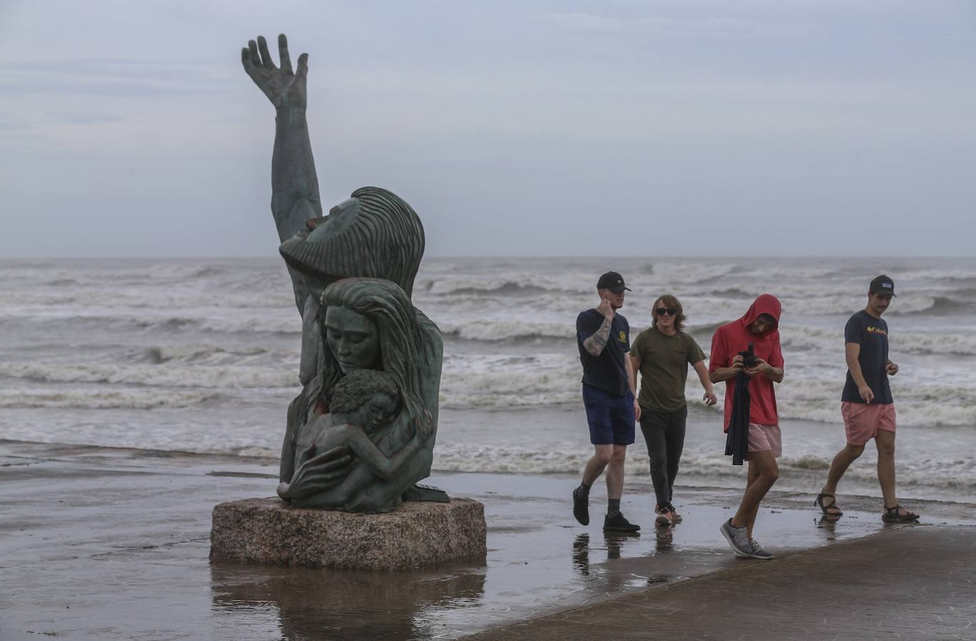 Laura es ahora un huracán de categoría 3. Se espera que la tormenta se debilite aún más a medida que avanza rápidamente tierra adentro sobre Luisiana, con vientos con fuerza de huracán que se extienden a 60 millas (95 kilómetros) del centro