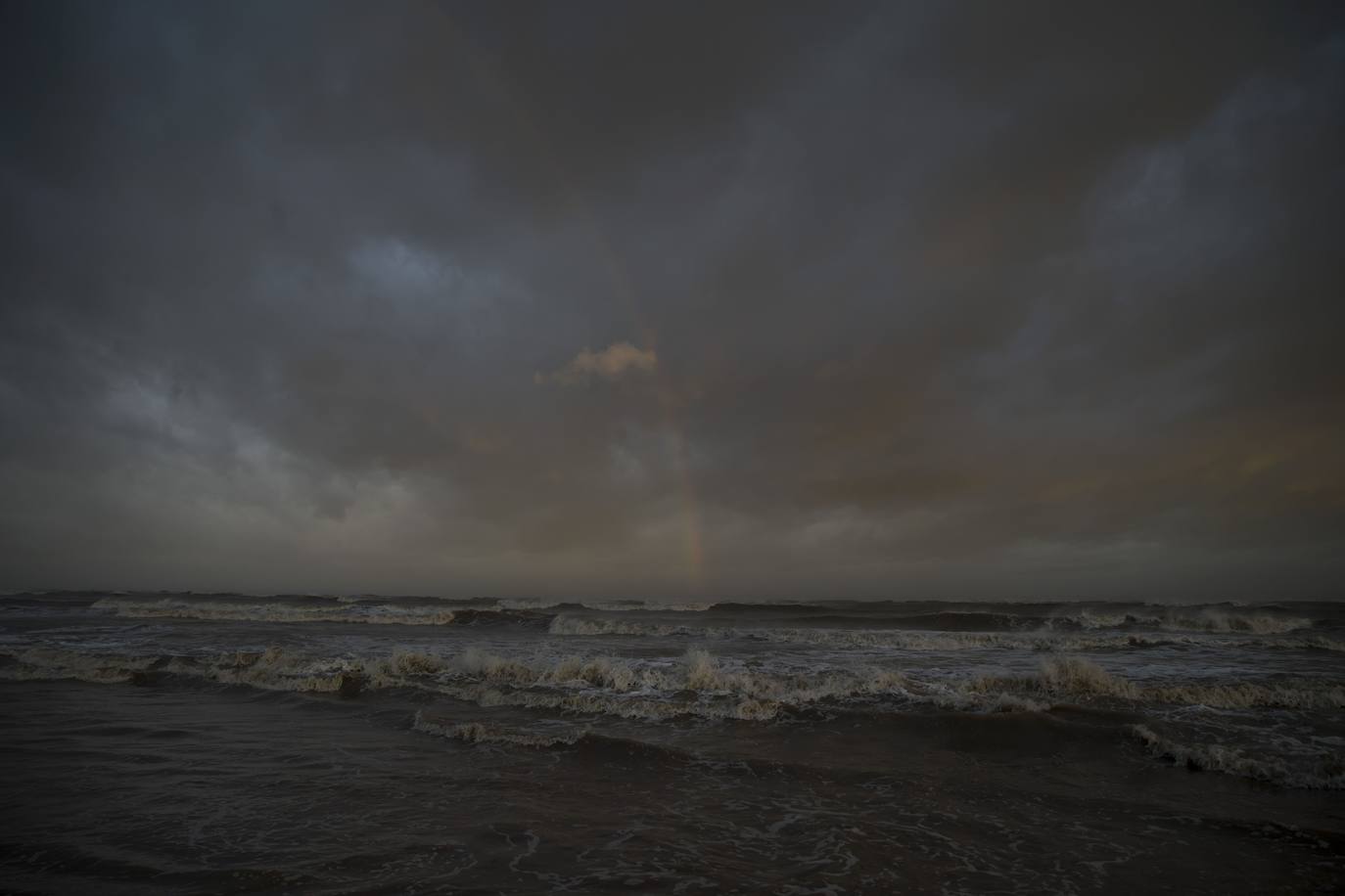 Laura es ahora un huracán de categoría 3. Se espera que la tormenta se debilite aún más a medida que avanza rápidamente tierra adentro sobre Luisiana, con vientos con fuerza de huracán que se extienden a 60 millas (95 kilómetros) del centro