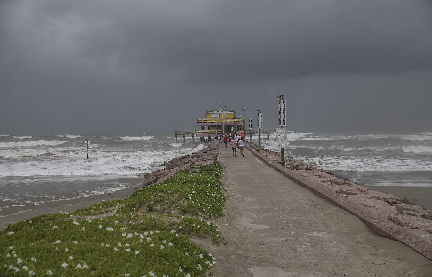 Laura es ahora un huracán de categoría 3. Se espera que la tormenta se debilite aún más a medida que avanza rápidamente tierra adentro sobre Luisiana, con vientos con fuerza de huracán que se extienden a 60 millas (95 kilómetros) del centro