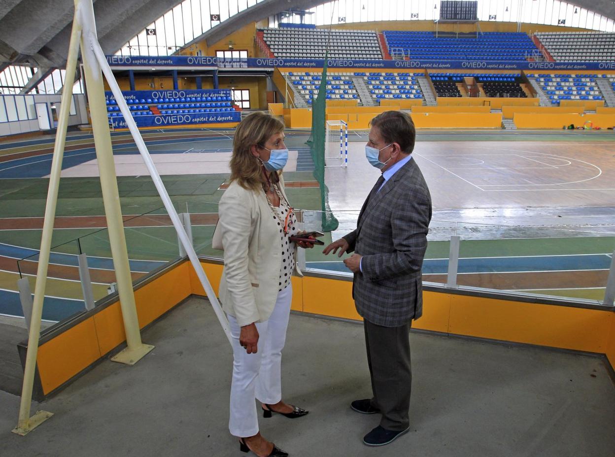 Alfredo Canteli y la concejala de Deportes, Conchita Méndez, durante la visita ayer al Palacio de los Deportes. 