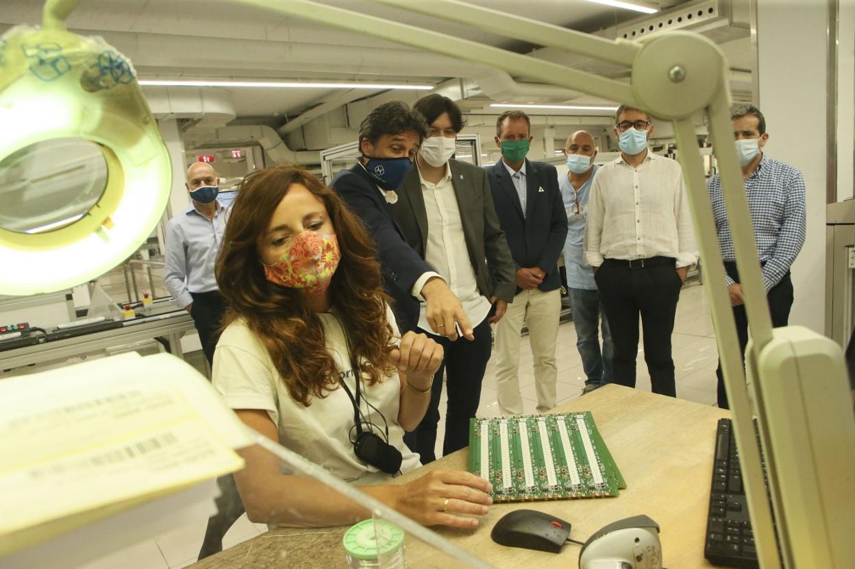 El consejero de Ciencia, Borja Sánchez, visitó las instalaciones de Normagrup guiado por su director general, Mikel Jaureguizar. 