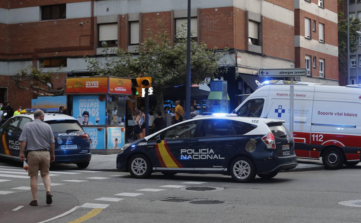 Policía Nacional y sanitarios en la intervención en Contrueces.