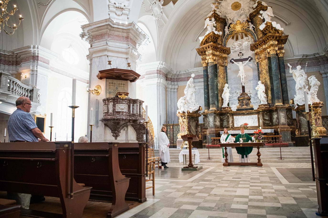 En el país nórdico, a menudo presentado como mensajero de la paridad y donde los ministros del culto de la Iglesia de Suecia tienen el título de sacerdote, las estadísticas son claras: desde julio, el 50,1% de los sacerdotes son mujeres, frente a un 49,9% de hombres