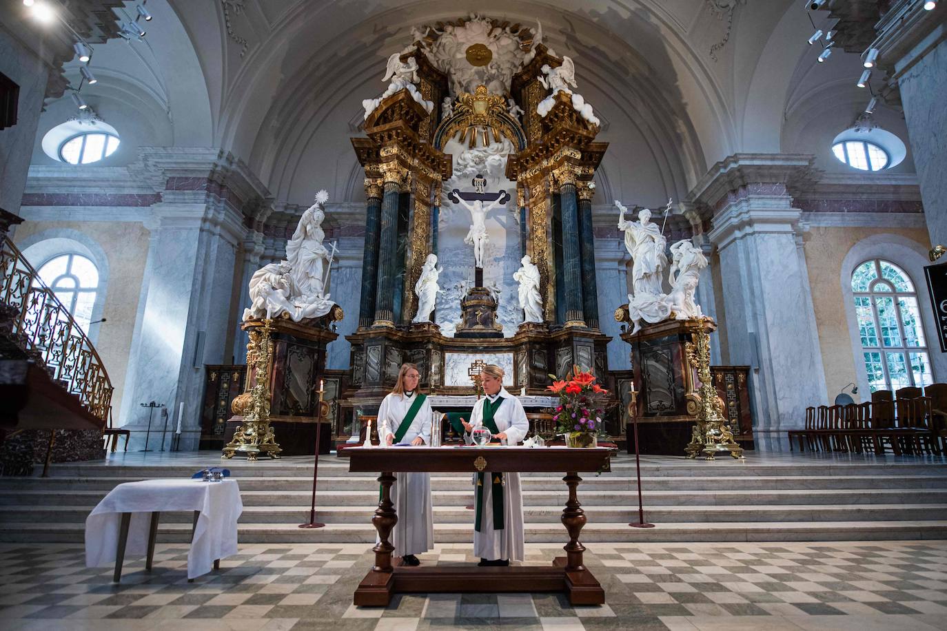 En el país nórdico, a menudo presentado como mensajero de la paridad y donde los ministros del culto de la Iglesia de Suecia tienen el título de sacerdote, las estadísticas son claras: desde julio, el 50,1% de los sacerdotes son mujeres, frente a un 49,9% de hombres