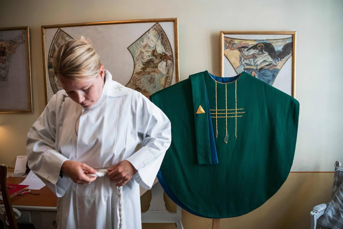 En el país nórdico, a menudo presentado como mensajero de la paridad y donde los ministros del culto de la Iglesia de Suecia tienen el título de sacerdote, las estadísticas son claras: desde julio, el 50,1% de los sacerdotes son mujeres, frente a un 49,9% de hombres