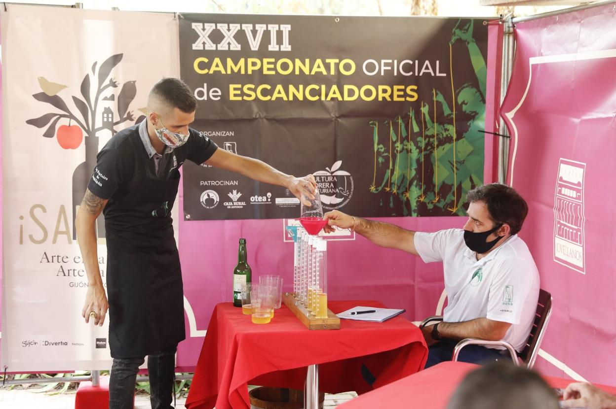 Jonathan Trabanco inició el XXVII Concurso Oficial de Escanciadores, en el Jardín Botánico. 