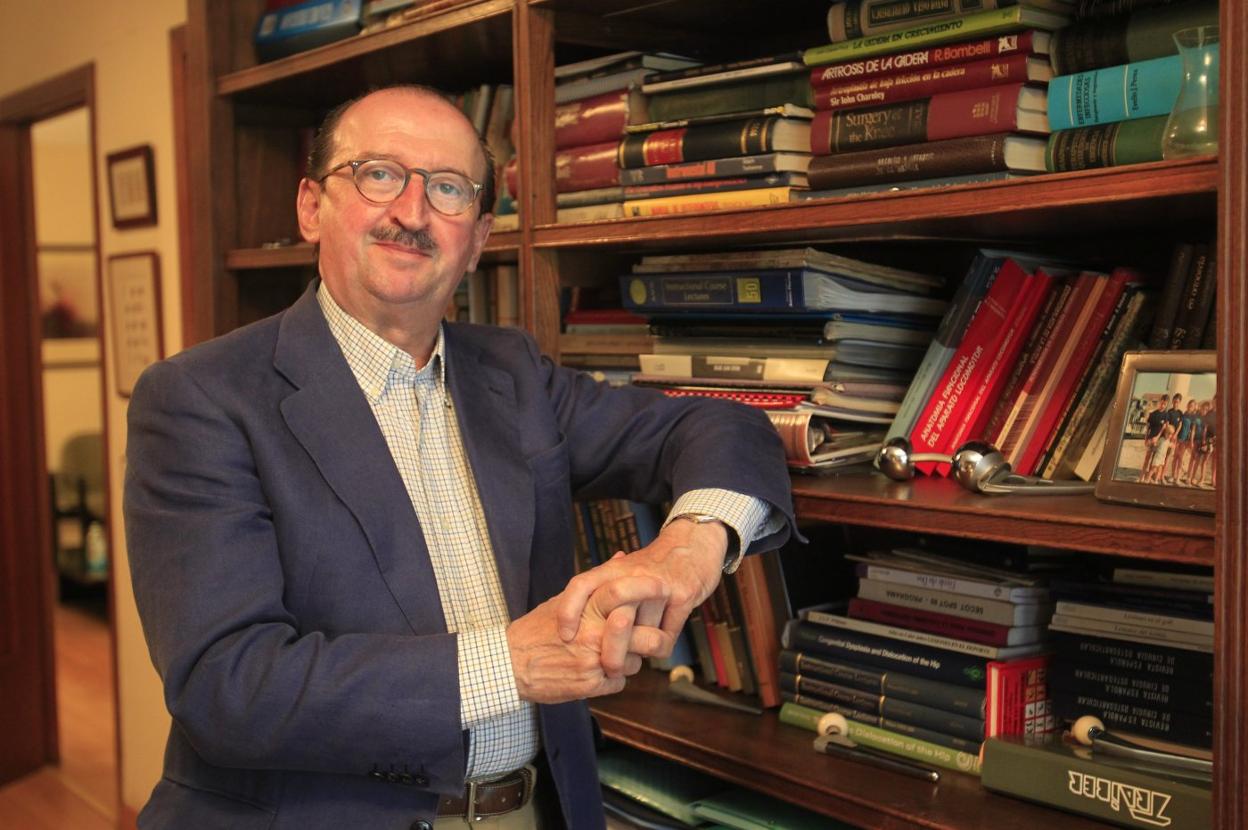 El traumatólogo Alejandro Braña, en su despacho del Colegio Oficial de Médicos de Asturias. 