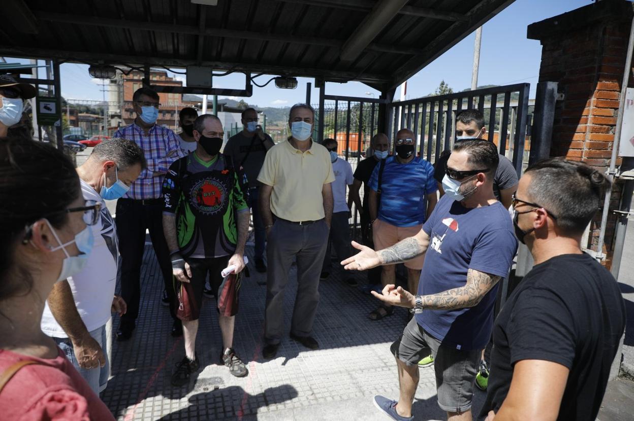 Un grupo de trabajadores de Dominion, concentrados ante las puertas de la central térmica de Lada. 