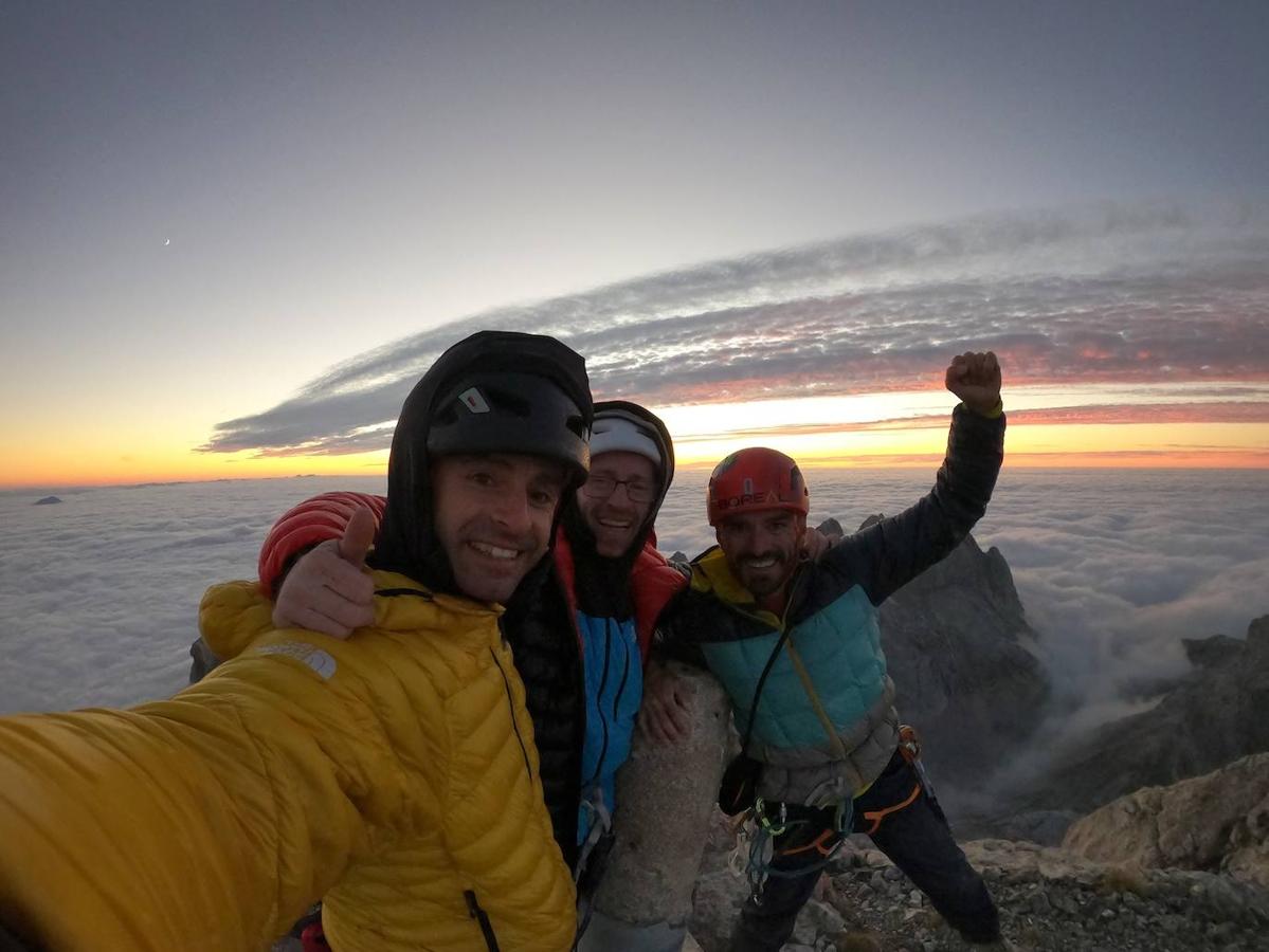 Eneko, Iker y Kico Cerdá en la cima de Peña Santa de Castilla, tras conseguir abrir esta ruta directa y de gran dificultad.