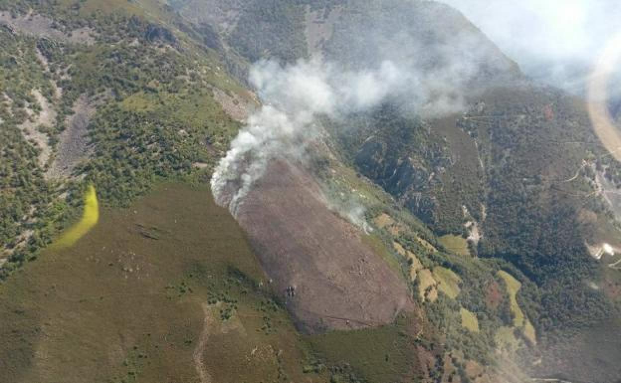 El Principado desactiva la fase de emergencias del Infopa tras la extinción del fuego en Ibias