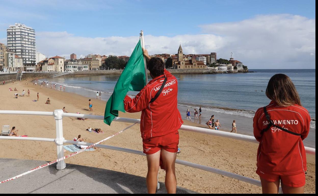 Reabierta la playa de San Lorenzo al desaparecer la mancha de gasóleo