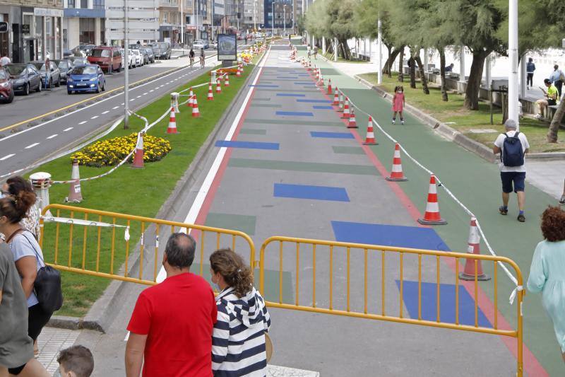 Cuadros verdes y azules, líneas rojas y una franja a pie de paseo entera pintada también de verde y antideslizante. Esta es la nueva decoración que el Ayuntamiento de Gijón vio conveniente para darle un toque de color al Muro.