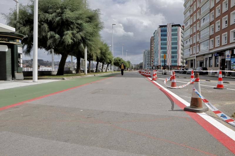 Cuadros verdes y azules, líneas rojas y una franja a pie de paseo entera pintada también de verde y antideslizante. Esta es la nueva decoración que el Ayuntamiento de Gijón vio conveniente para darle un toque de color al Muro.