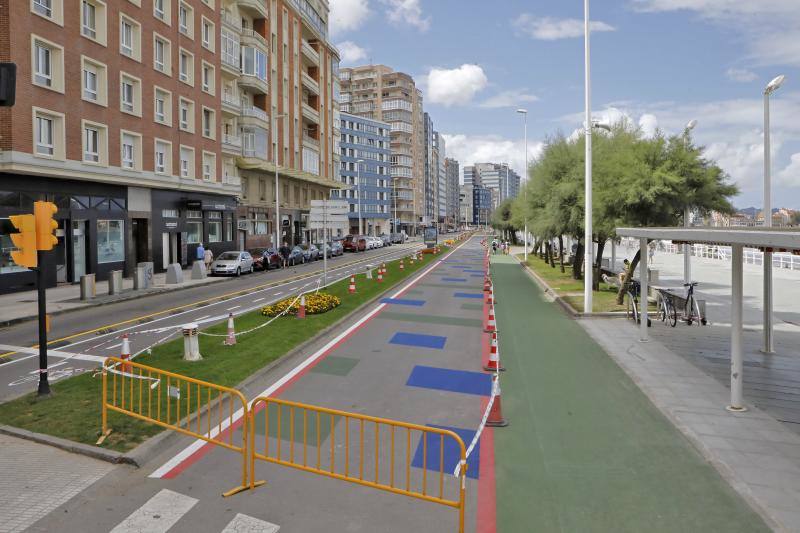 Cuadros verdes y azules, líneas rojas y una franja a pie de paseo entera pintada también de verde y antideslizante. Esta es la nueva decoración que el Ayuntamiento de Gijón vio conveniente para darle un toque de color al Muro.