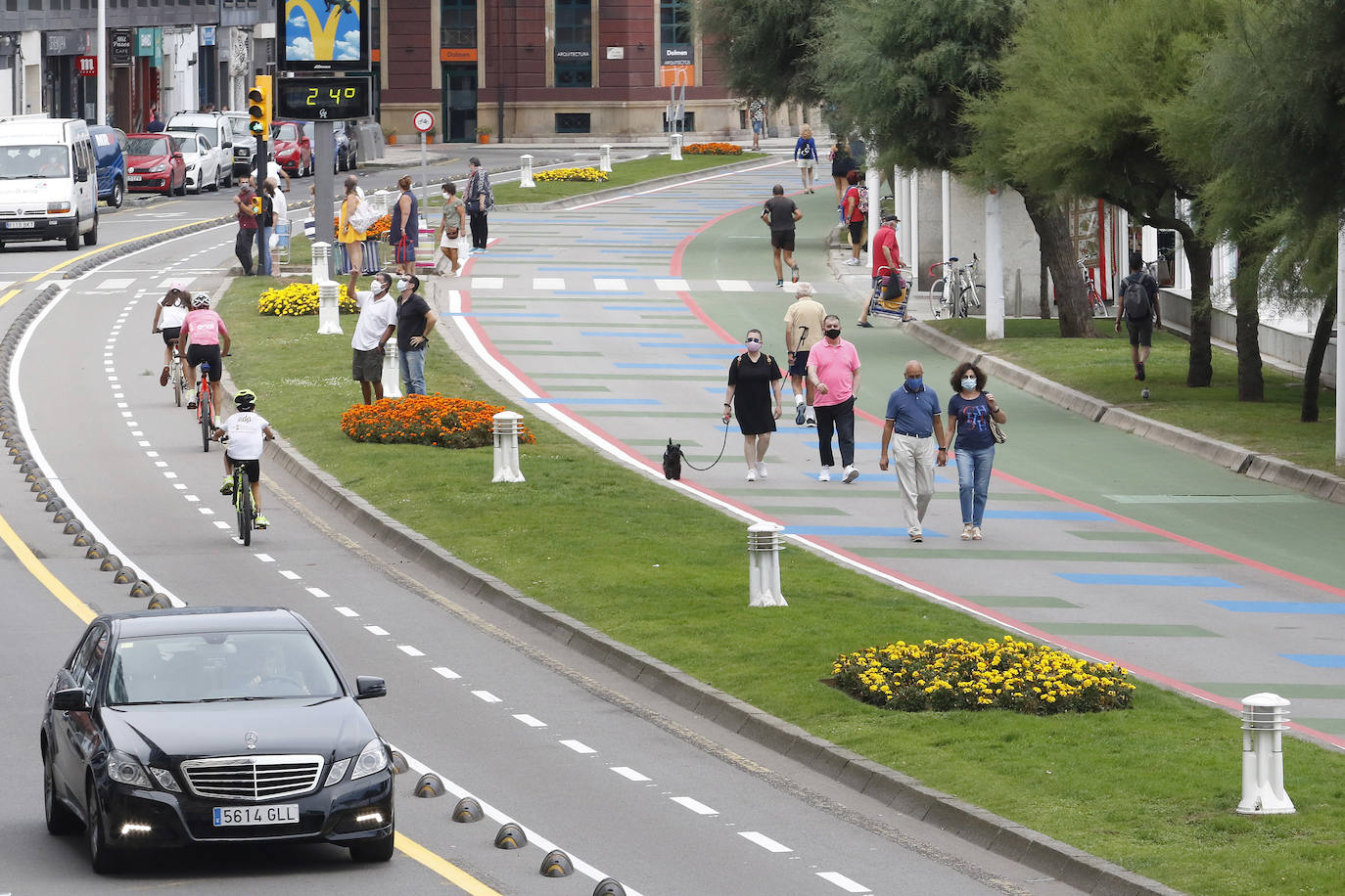 Cuadros verdes y azules, líneas rojas y una franja a pie de paseo entera pintada también de verde y antideslizante. Esta es la nueva decoración que el Ayuntamiento de Gijón vio conveniente para darle un toque de color al Muro.