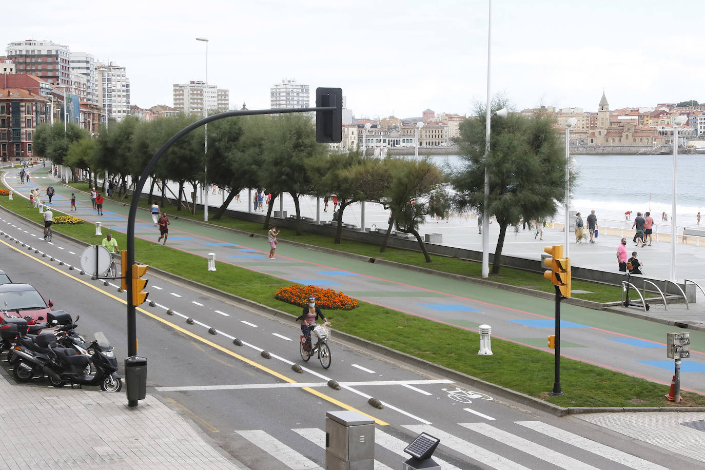 Cuadros verdes y azules, líneas rojas y una franja a pie de paseo entera pintada también de verde y antideslizante. Esta es la nueva decoración que el Ayuntamiento de Gijón vio conveniente para darle un toque de color al Muro.