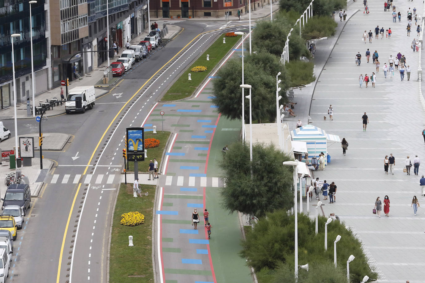 Cuadros verdes y azules, líneas rojas y una franja a pie de paseo entera pintada también de verde y antideslizante. Esta es la nueva decoración que el Ayuntamiento de Gijón vio conveniente para darle un toque de color al Muro.