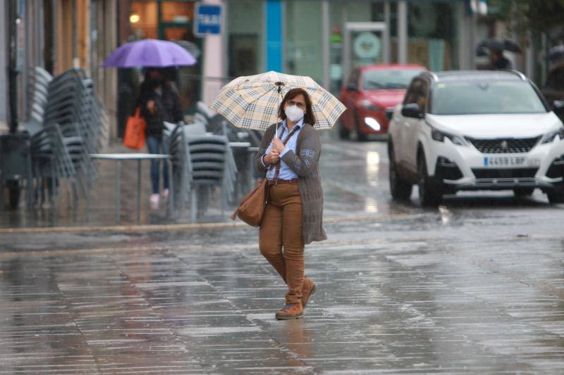 Después de unas jornadas de estabilidad los asturianos se vieron sorprendidos este sábado por la lluvia y la caída de las temperaturas. Pese al mal tiempo, que continuará durante los próximos días en la región, los turistas no dudaron en visitar lugares tan emblemáticos como Covadonga o dar un paseo por el Muro.