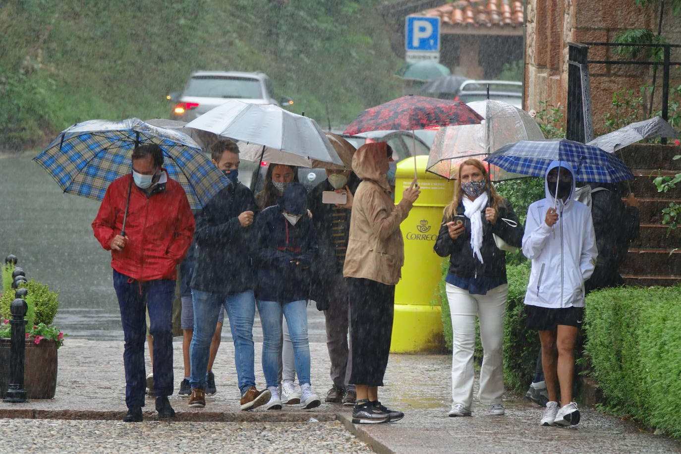 Después de unas jornadas de estabilidad los asturianos se vieron sorprendidos este sábado por la lluvia y la caída de las temperaturas. Pese al mal tiempo, que continuará durante los próximos días en la región, los turistas no dudaron en visitar lugares tan emblemáticos como Covadonga o dar un paseo por el Muro.