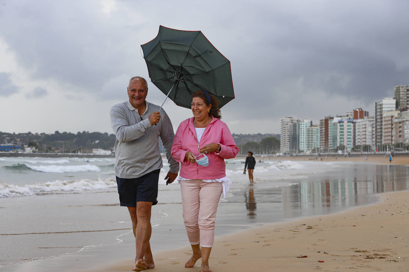 Después de unas jornadas de estabilidad los asturianos se vieron sorprendidos este sábado por la lluvia y la caída de las temperaturas. El mal tiempo continuará durante los próximos días en la región. 