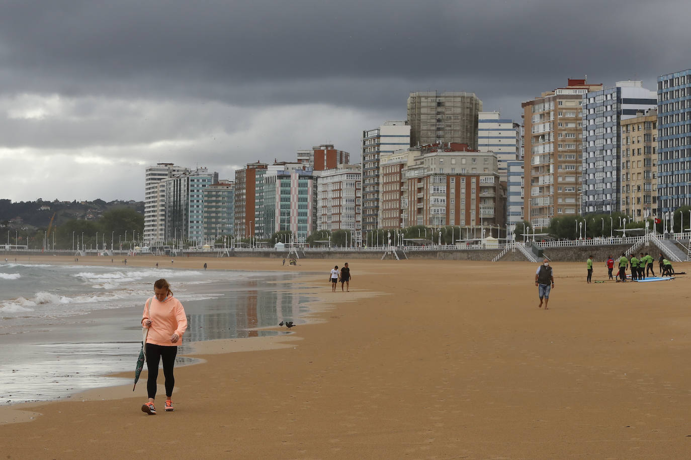 Después de unas jornadas de estabilidad los asturianos se vieron sorprendidos este sábado por la lluvia y la caída de las temperaturas. El mal tiempo continuará durante los próximos días en la región. 