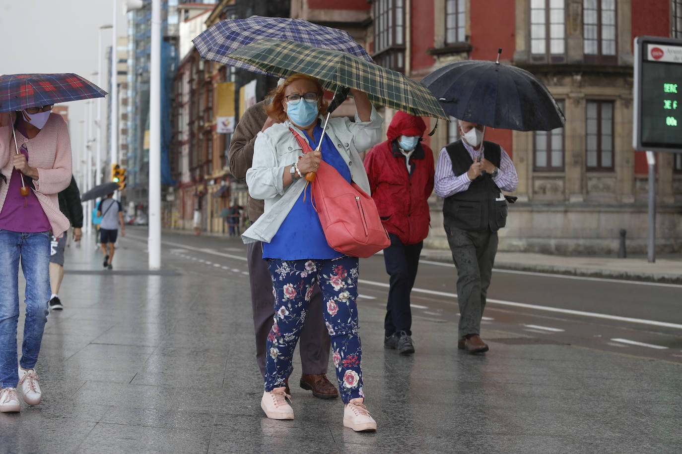 Después de unas jornadas de estabilidad los asturianos se vieron sorprendidos este sábado por la lluvia y la caída de las temperaturas. El mal tiempo continuará durante los próximos días en la región. 