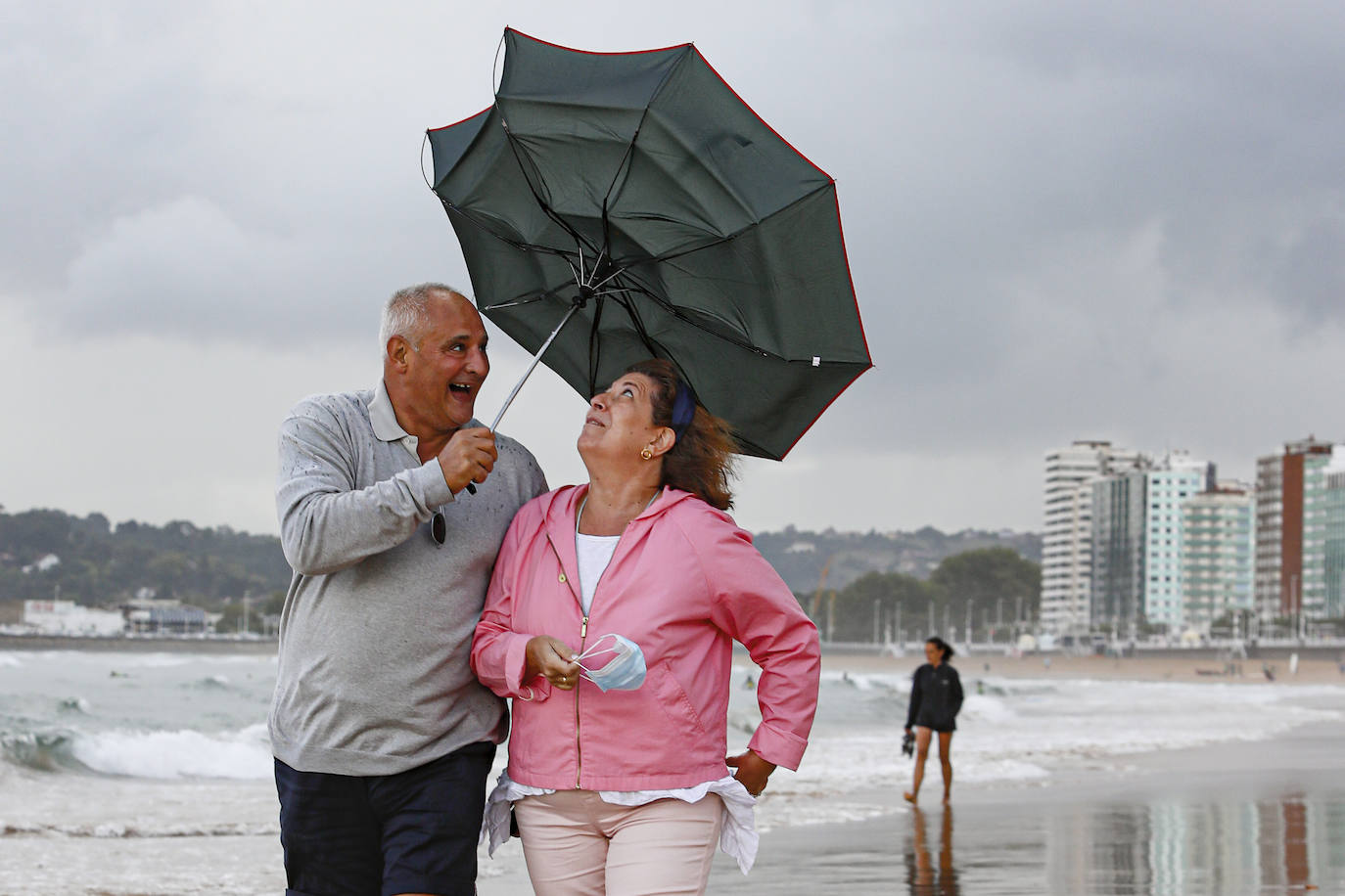 Después de unas jornadas de estabilidad los asturianos se vieron sorprendidos este sábado por la lluvia y la caída de las temperaturas. El mal tiempo continuará durante los próximos días en la región. 