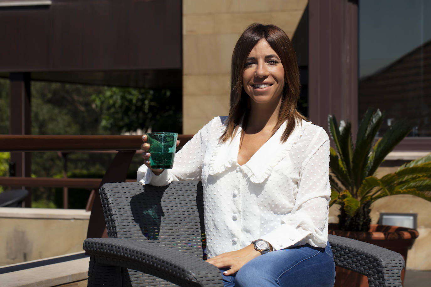 La diseñadora Rebeca Bolado, socia de la marca Apparentia, remata su trabajo como creativa de moda y complementos en la casa que comparte con su pareja, Ángel Lorenzo.