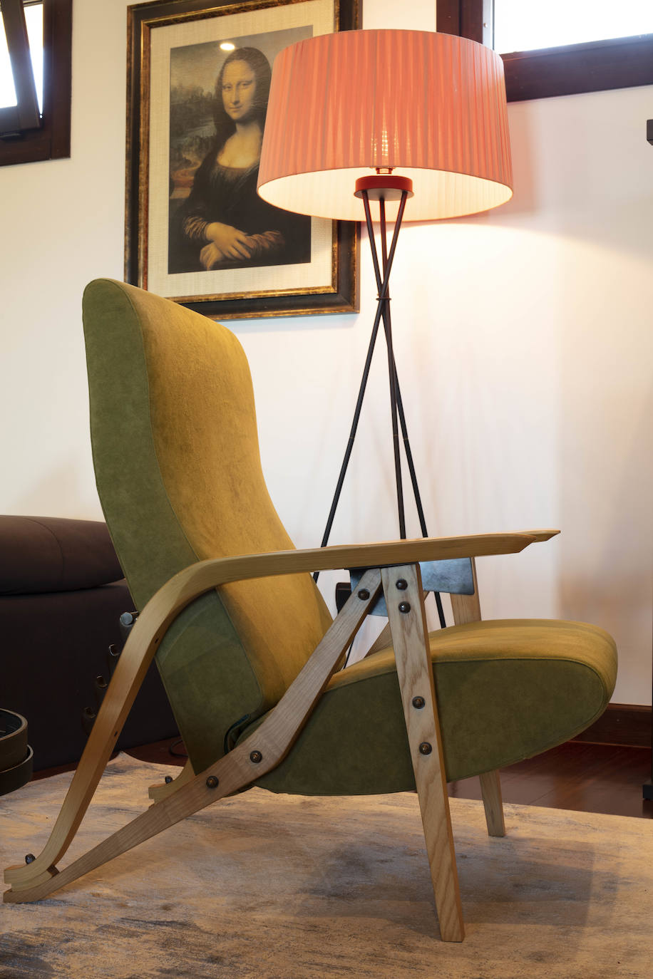 La diseñadora Rebeca Bolado, socia de la marca Apparentia, remata su trabajo como creativa de moda y complementos en la casa que comparte con su pareja, Ángel Lorenzo.