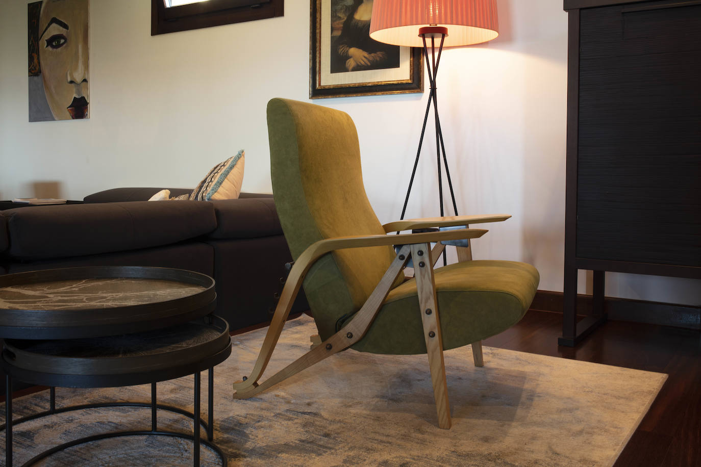 La diseñadora Rebeca Bolado, socia de la marca Apparentia, remata su trabajo como creativa de moda y complementos en la casa que comparte con su pareja, Ángel Lorenzo.